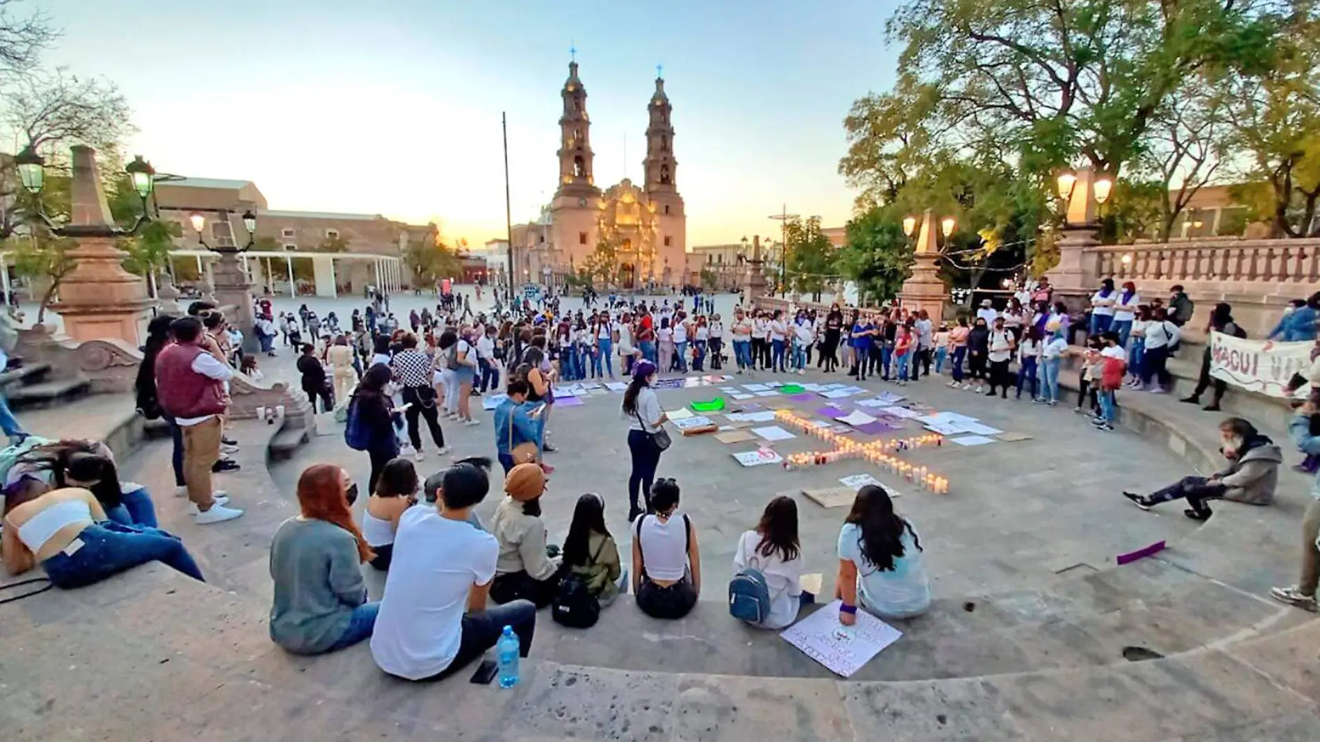 Feministas en plaza de armas